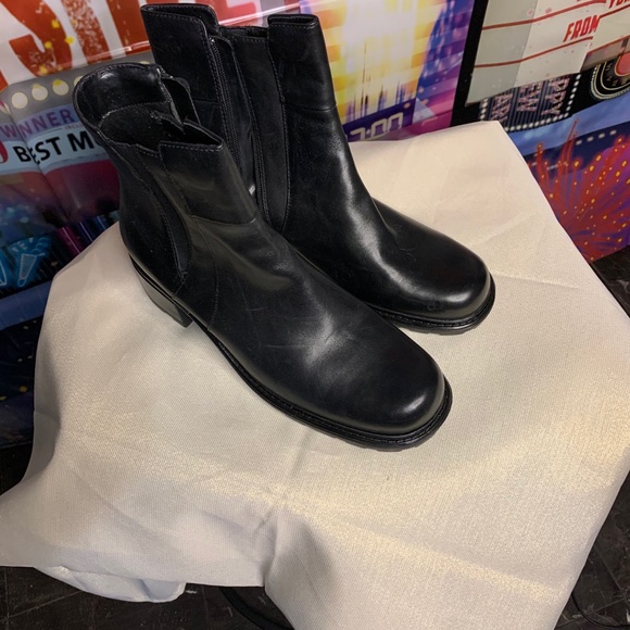 **SOLD**. Covington Ladies Ankle Boots *Brand New* - Picture 3 of 4